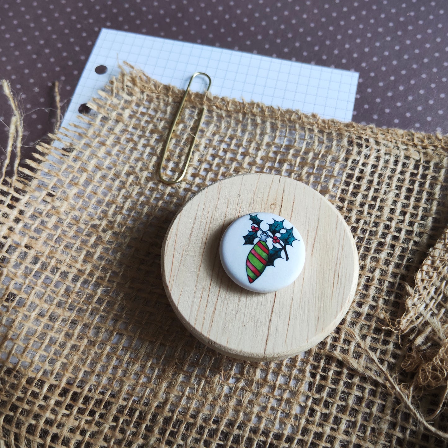Badge Boule déco Sapin sur branche de Houx Fête Noël