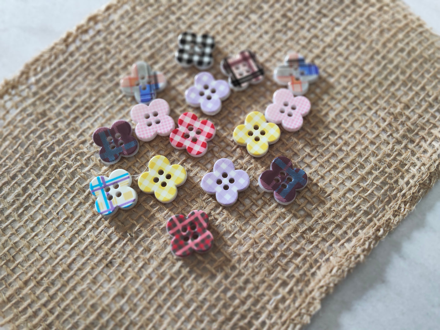 Boutons fleurs carreaux motif 4 pétales