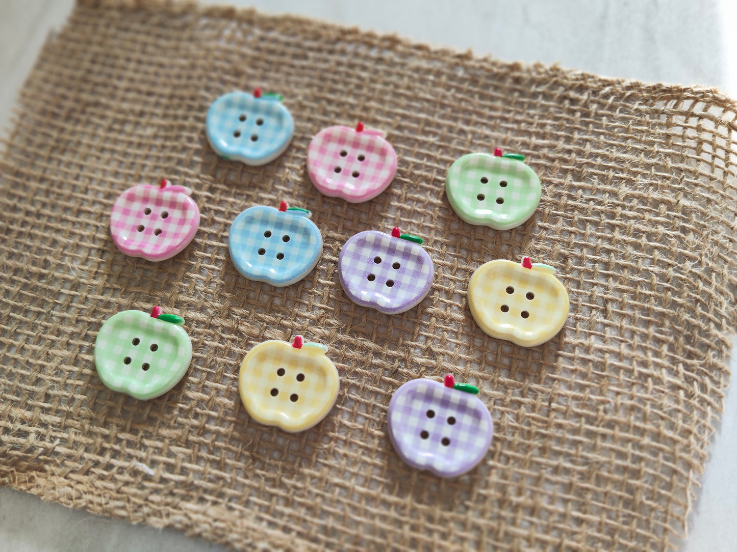 Boutons pomme multicolore carreaux vichy