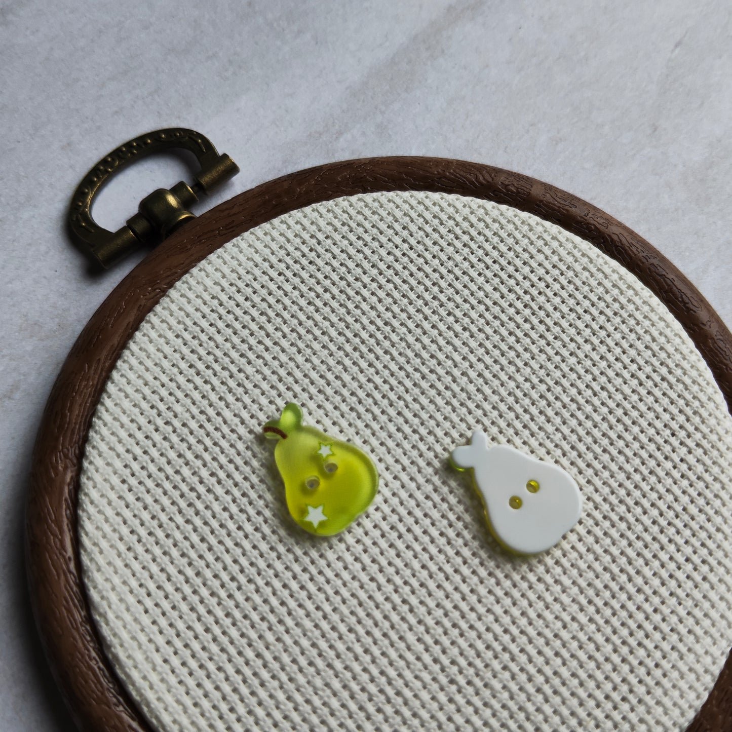 Boutons poire fruit jaune vert jardin