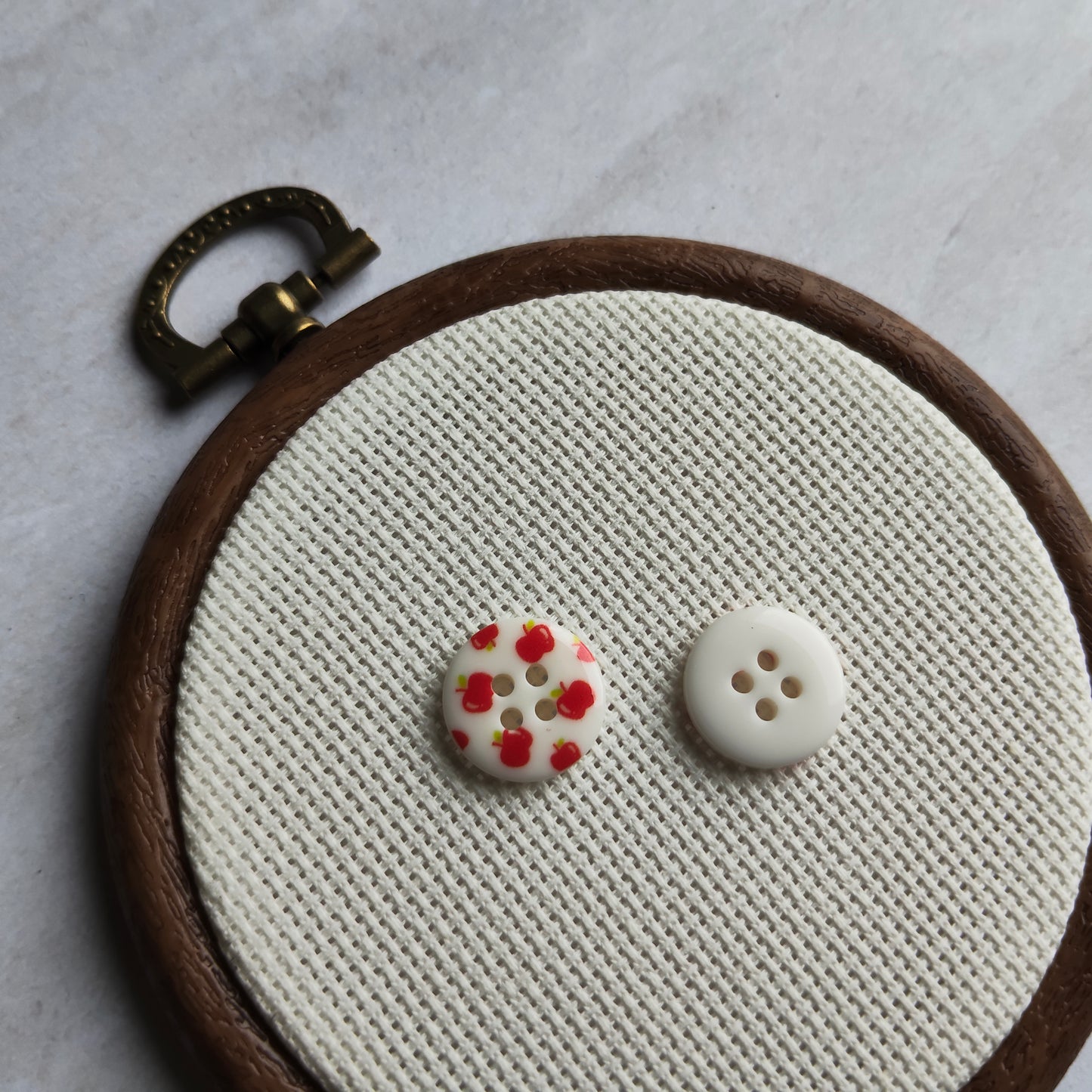 Boutons rond motif fruit pomme rouge et blanc