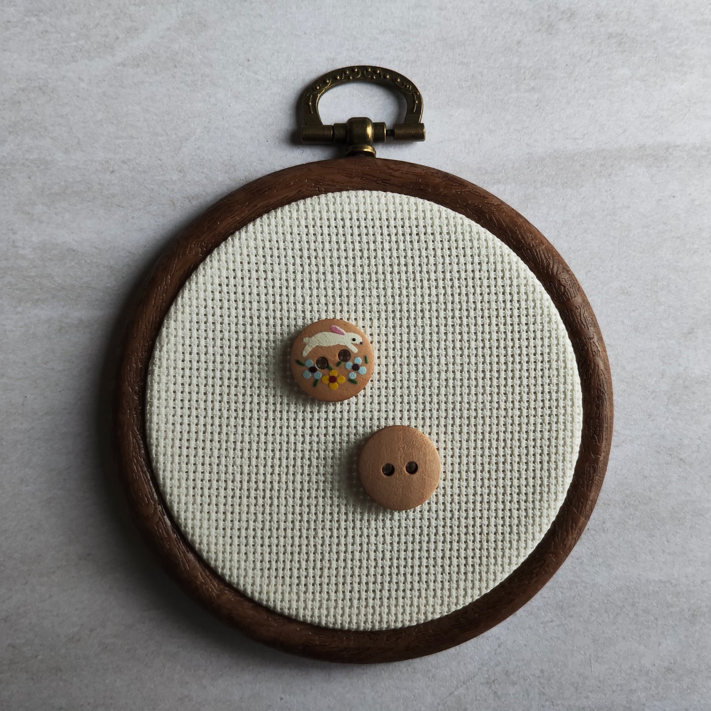 Boutons lapin et fleurs en bois rond