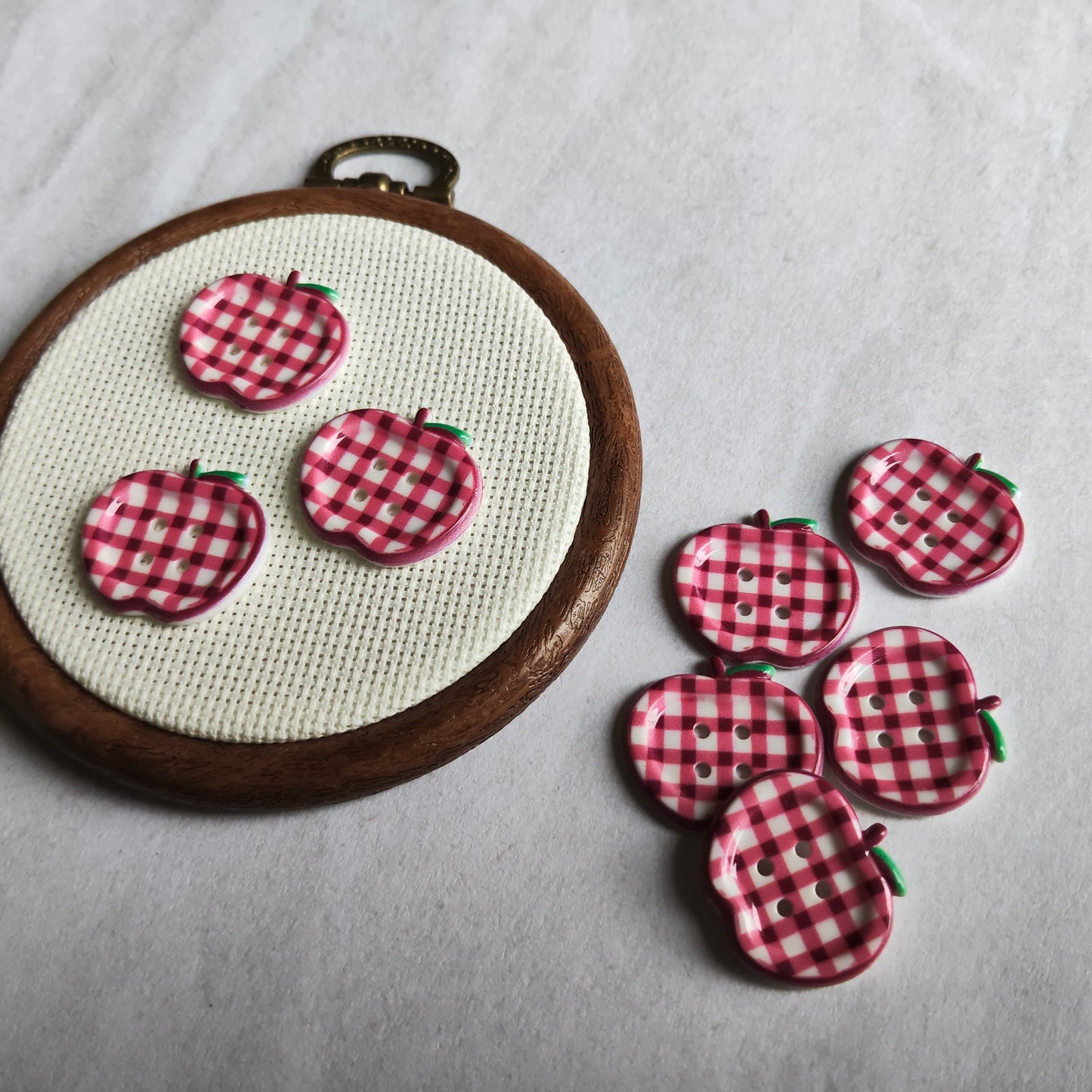 Boutons pomme fruit rouge carreaux vichy