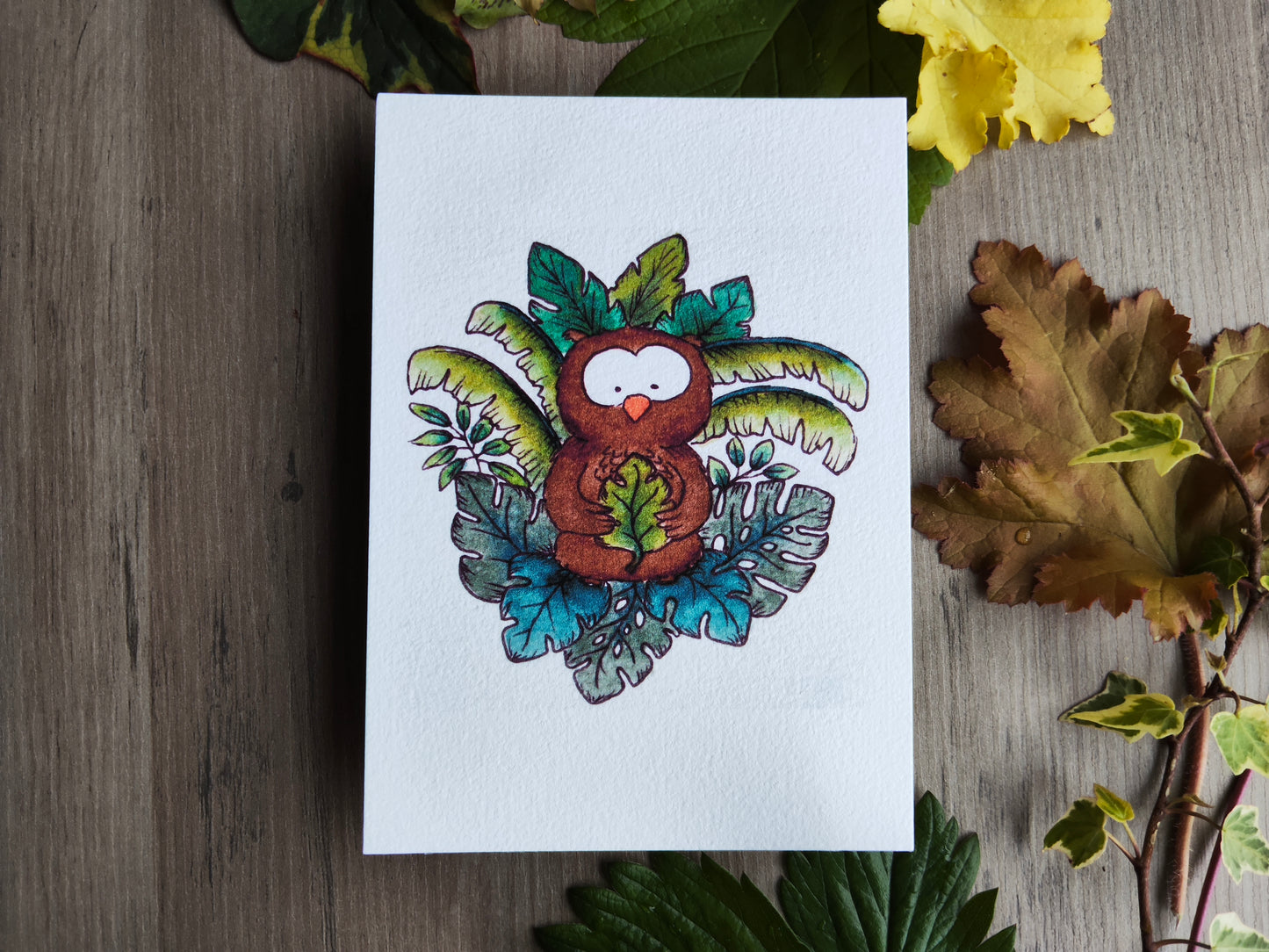 Carte illustrée – Hibou tropical & feuille Monstera – Aquarelle mignonne – Format A6