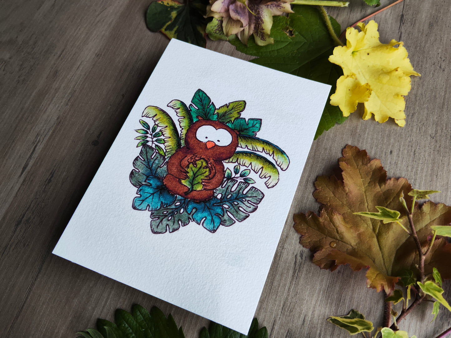 Carte illustrée – Hibou tropical & feuille Monstera – Aquarelle mignonne – Format A6