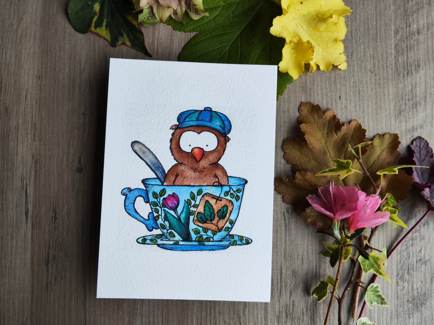 Carte illustrée – Hibou dans une tasse de thé – Aquarelle douce – Format A6