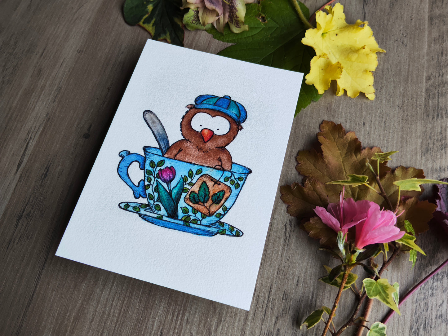 Carte illustrée – Hibou dans une tasse de thé – Aquarelle douce – Format A6