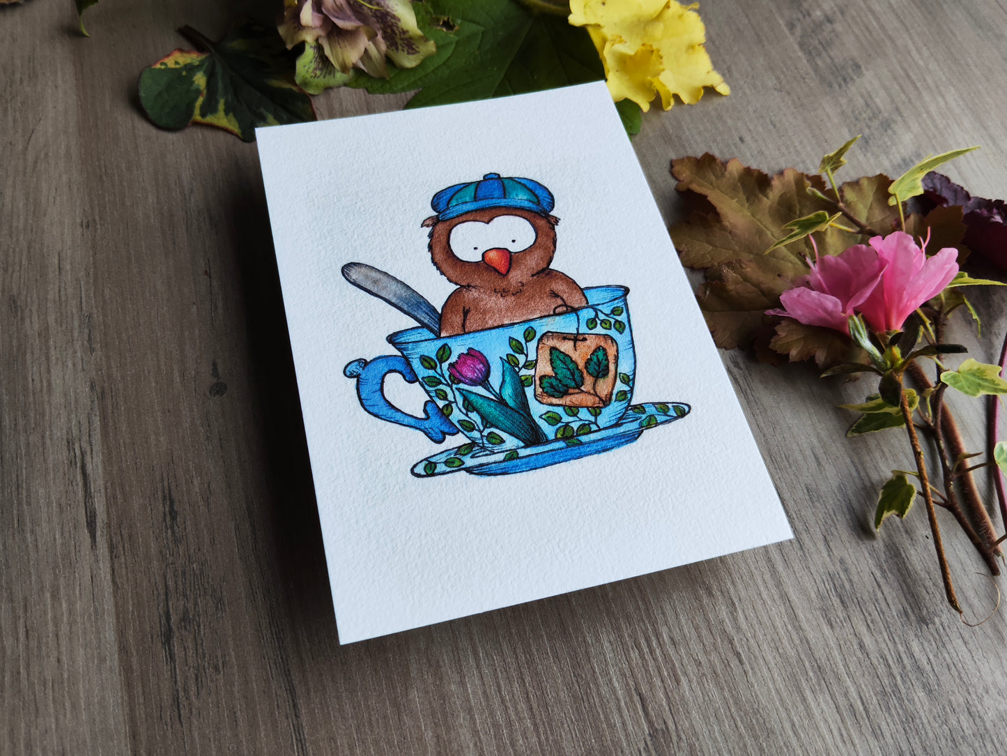 Carte illustrée – Hibou dans une tasse de thé – Aquarelle douce – Format A6