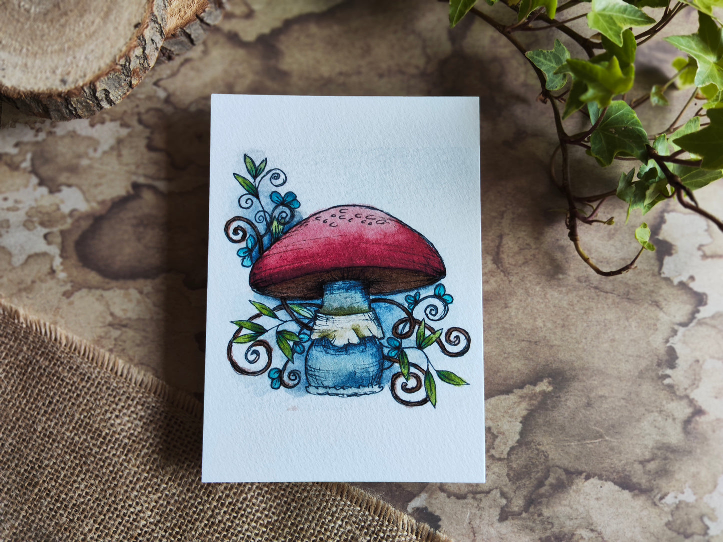 Carte Champignon Rouge et Arabesque Feuilles – Illustration Fantaisie