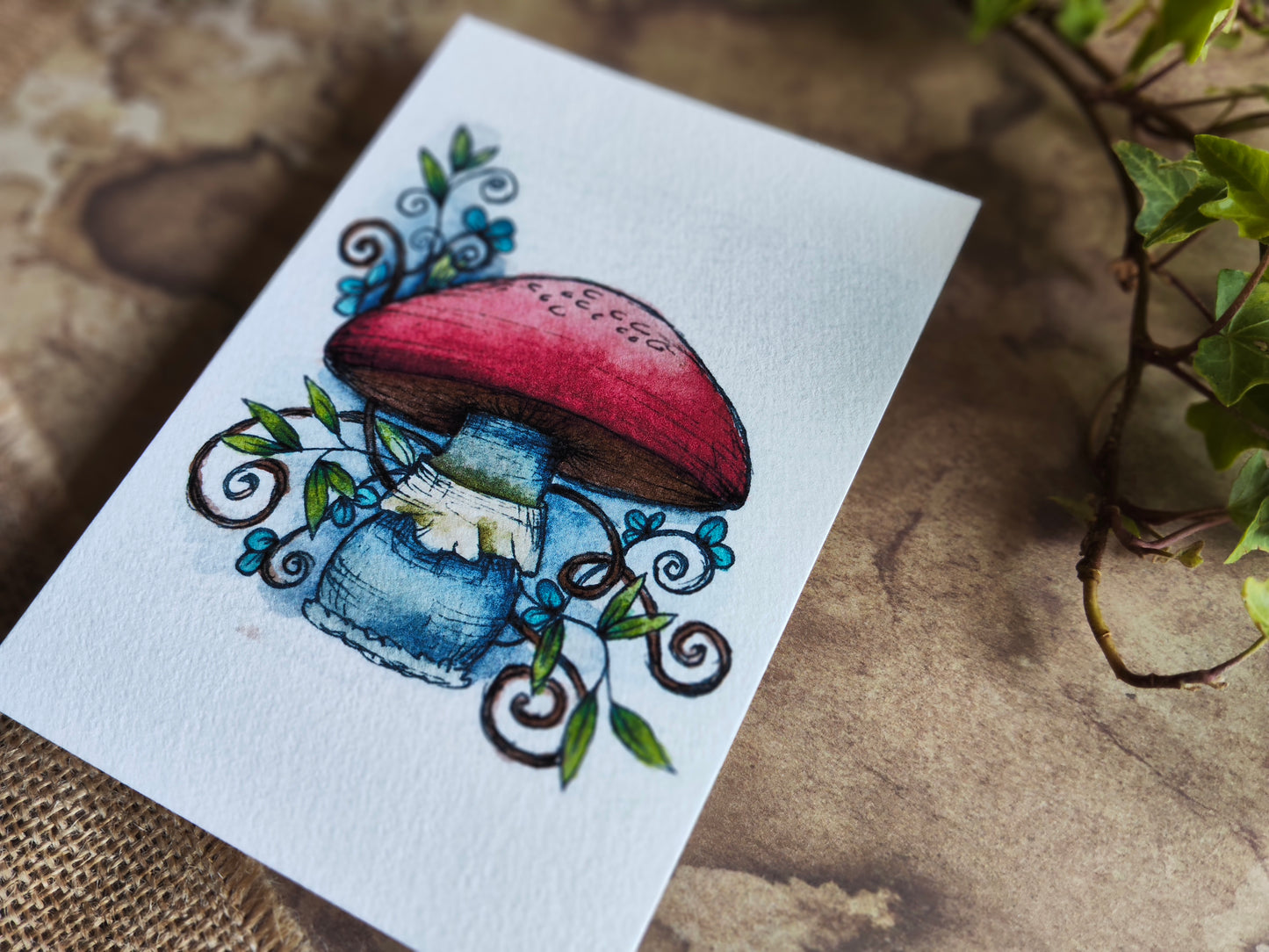 Carte Champignon Rouge et Arabesque Feuilles – Illustration Fantaisie