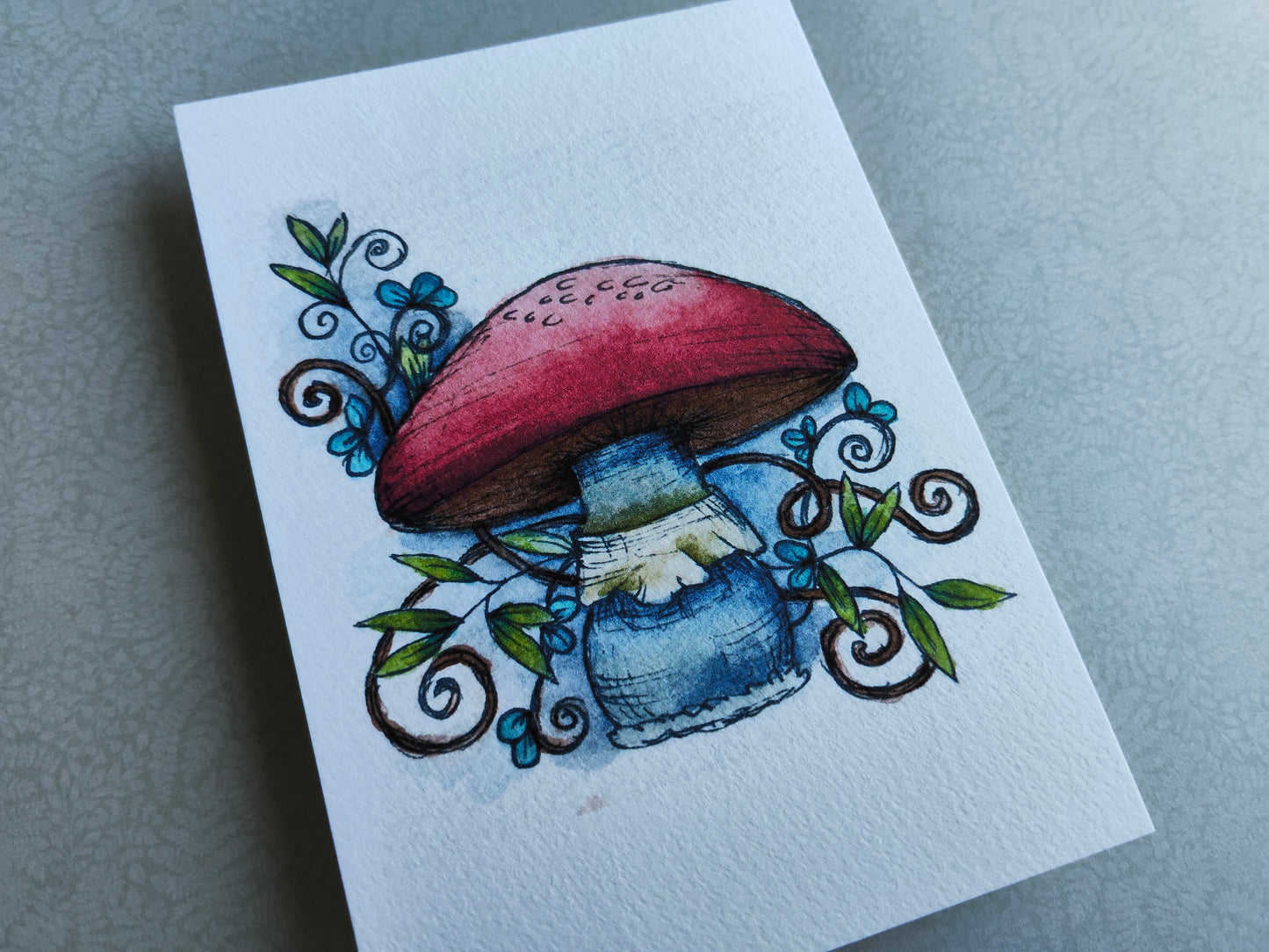 Carte Champignon Rouge et Arabesque Feuilles – Illustration Fantaisie