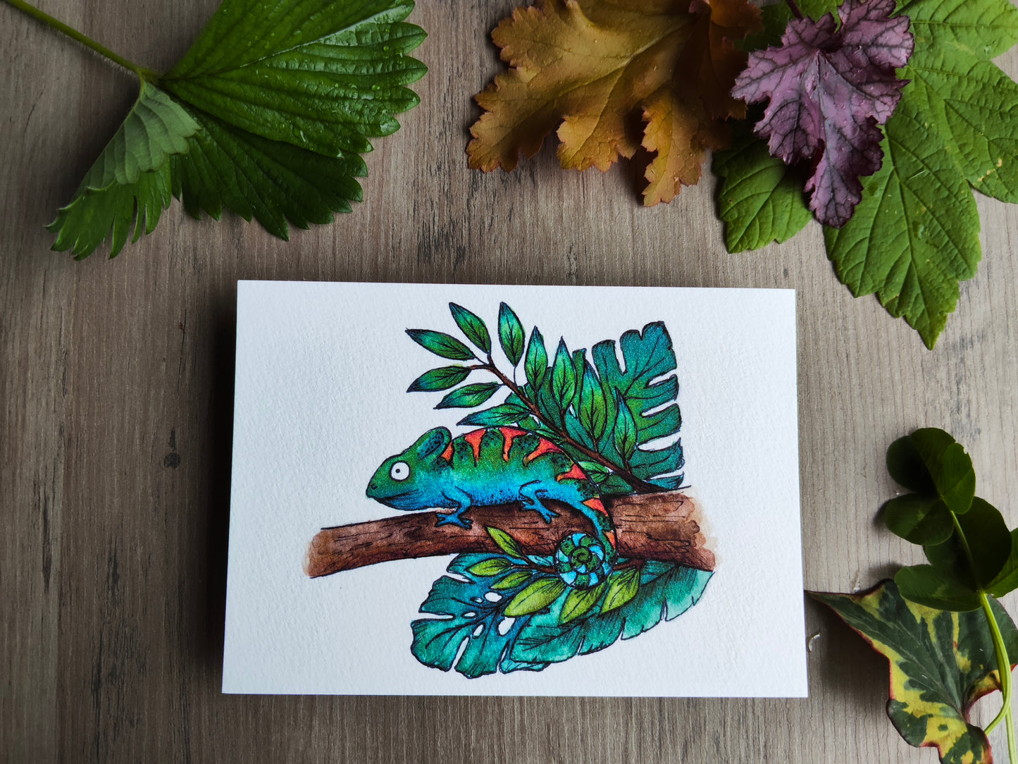Carte A6 caméléon tropical – Illustration aquarelle animal exotique et feuillage monstera