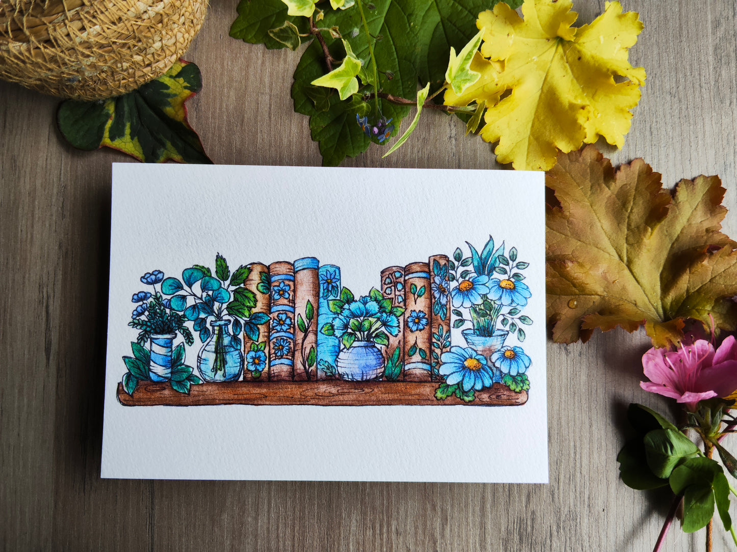 Carte A6 – Illustration aquarelle bibliothèque fleurie bleu – Art floral et lecture