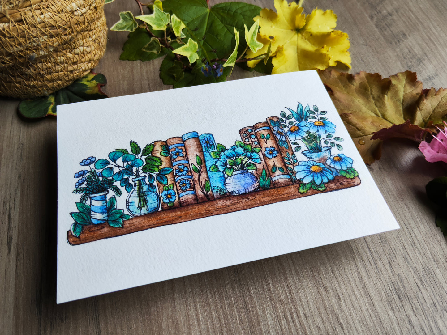 Carte A6 – Illustration aquarelle bibliothèque fleurie bleu – Art floral et lecture