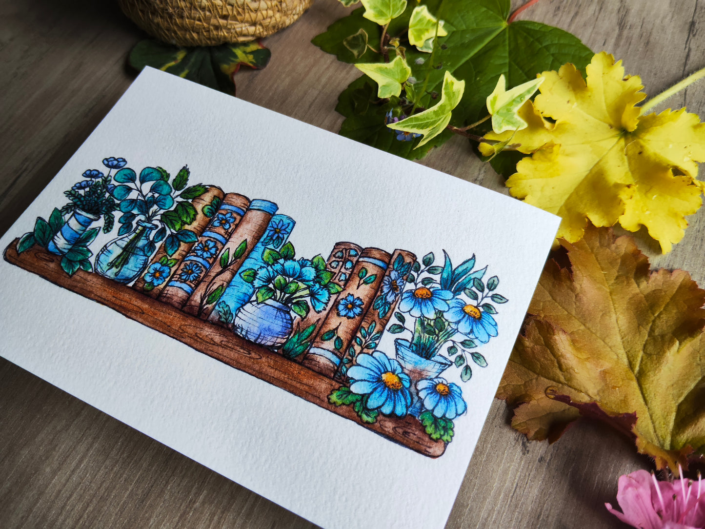 Carte A6 – Illustration aquarelle bibliothèque fleurie bleu – Art floral et lecture