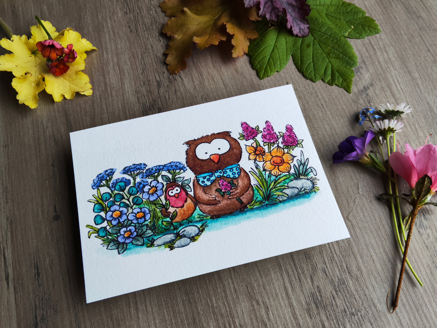 Carte A6 Hibou marron, oiseau Rouge Gorge et fleurs colorées – Illustration imprimée à l’aquarelle, nature mignonne