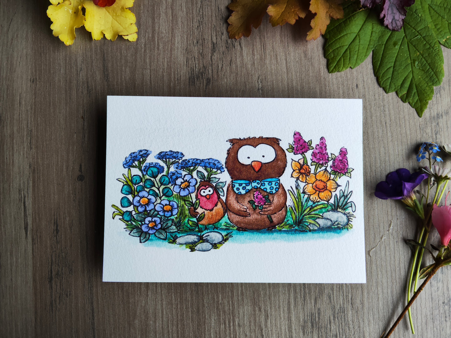 Carte A6 Hibou marron, oiseau Rouge Gorge et fleurs colorées – Illustration imprimée à l’aquarelle, nature mignonne
