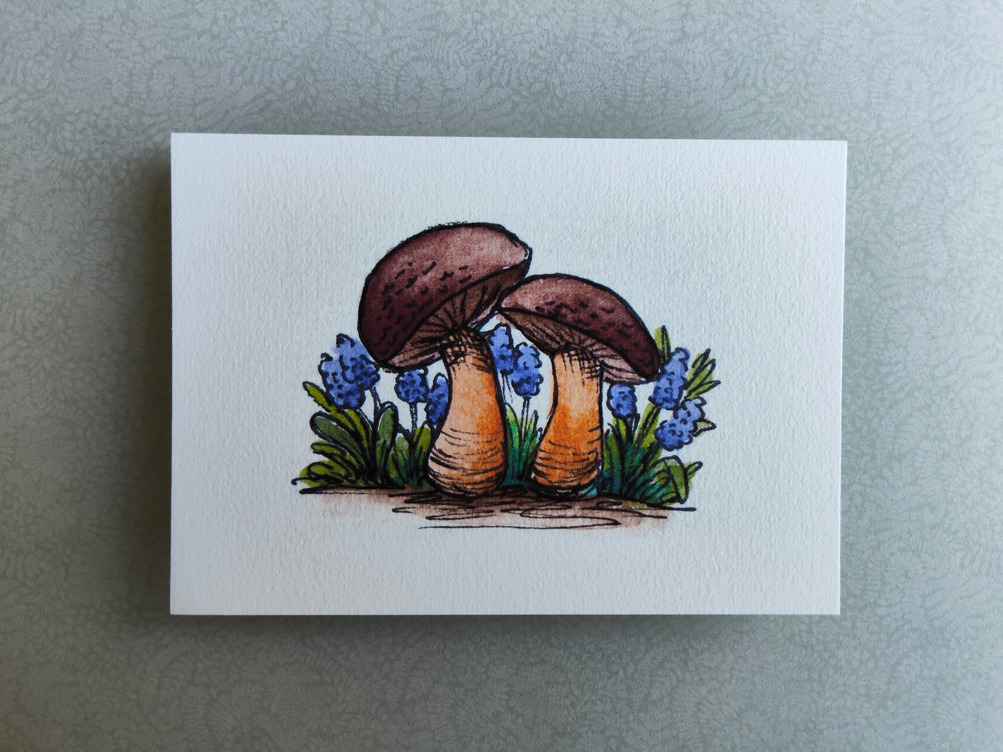 Carte Deux champignons dans les fleurs bleues – Illustration aquarelle