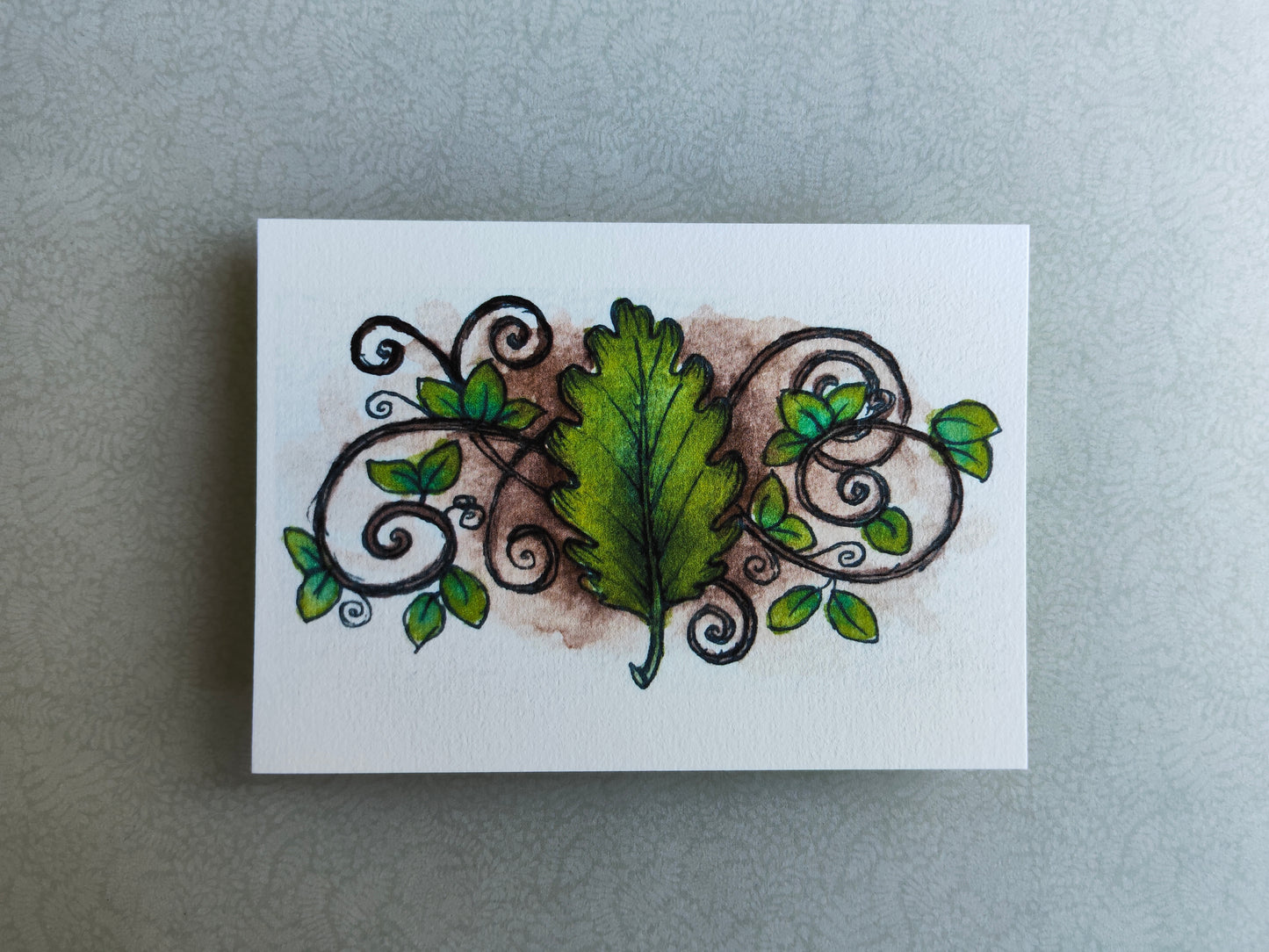 Carte Feuille Magique et Volutes – Illustration Élémentaire