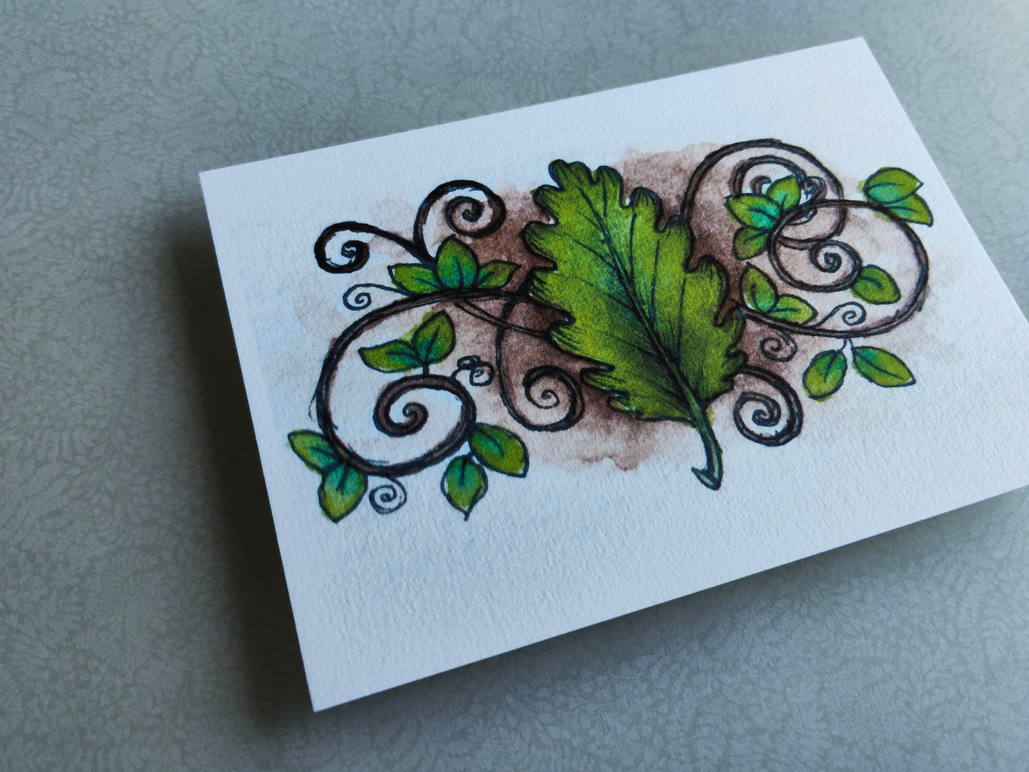 Carte Feuille Magique et Volutes – Illustration Élémentaire