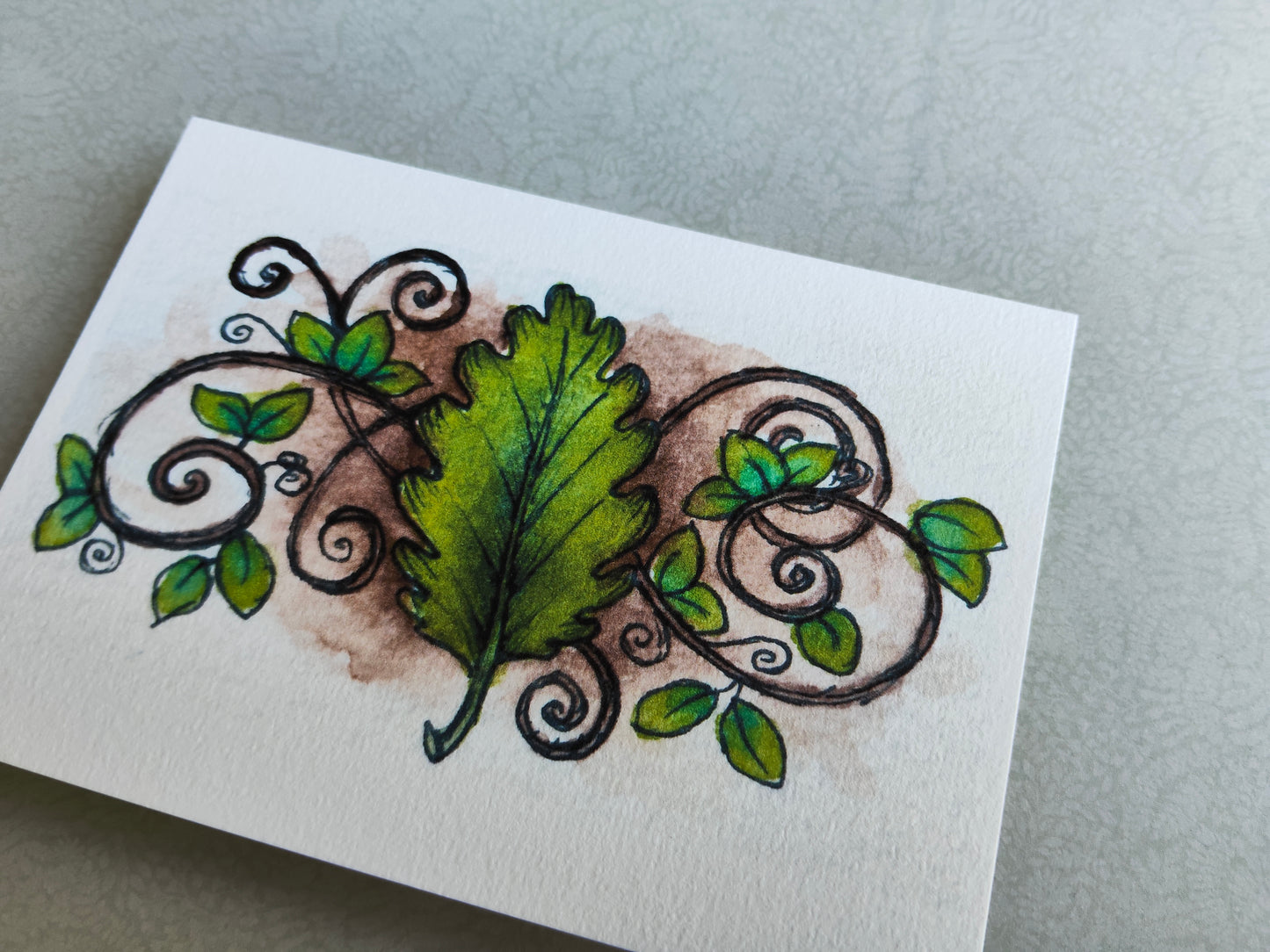 Carte Feuille Magique et Volutes – Illustration Élémentaire