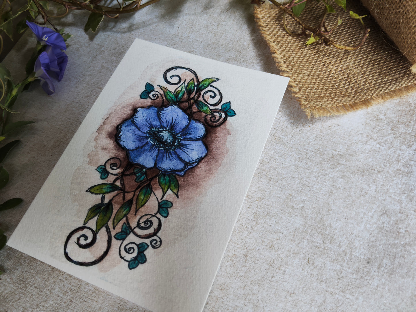 Carte Fleur bleue Anémone Feuillage – Illustration Arabesque Fin