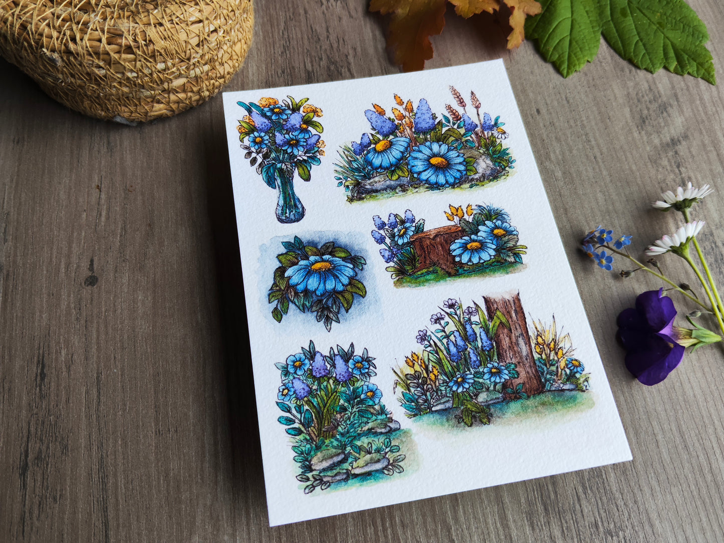 Carte A6 illustrée – Fleurs bleues et nature en forêt, aquarelle florale douce