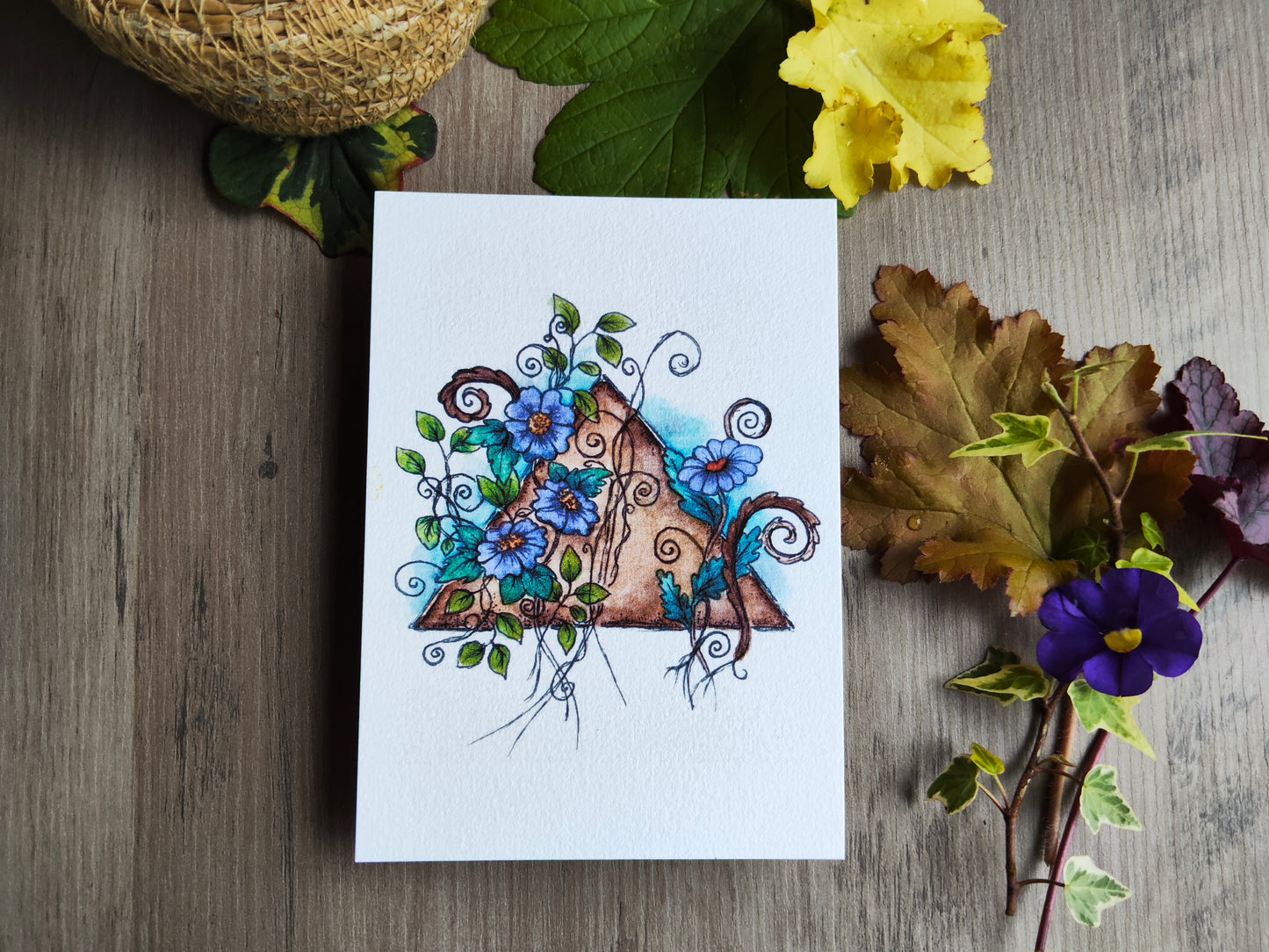 Carte A6 triangle vintage – Illustration à l’aquarelle de fleurs violettes et feuillage autour d’une forme ancienne, botanique féerique