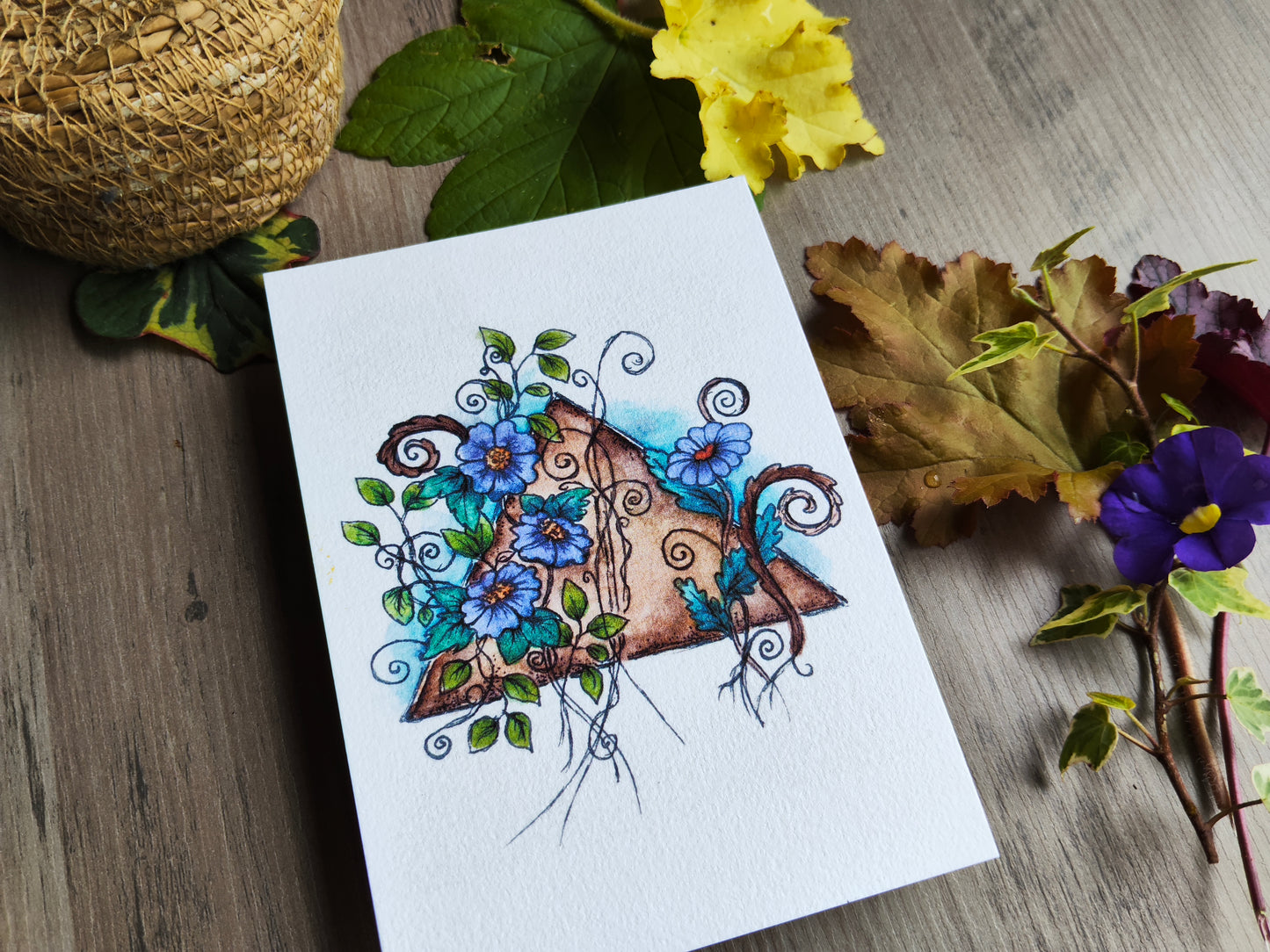 Carte A6 triangle vintage – Illustration à l’aquarelle de fleurs violettes et feuillage autour d’une forme ancienne, botanique féerique
