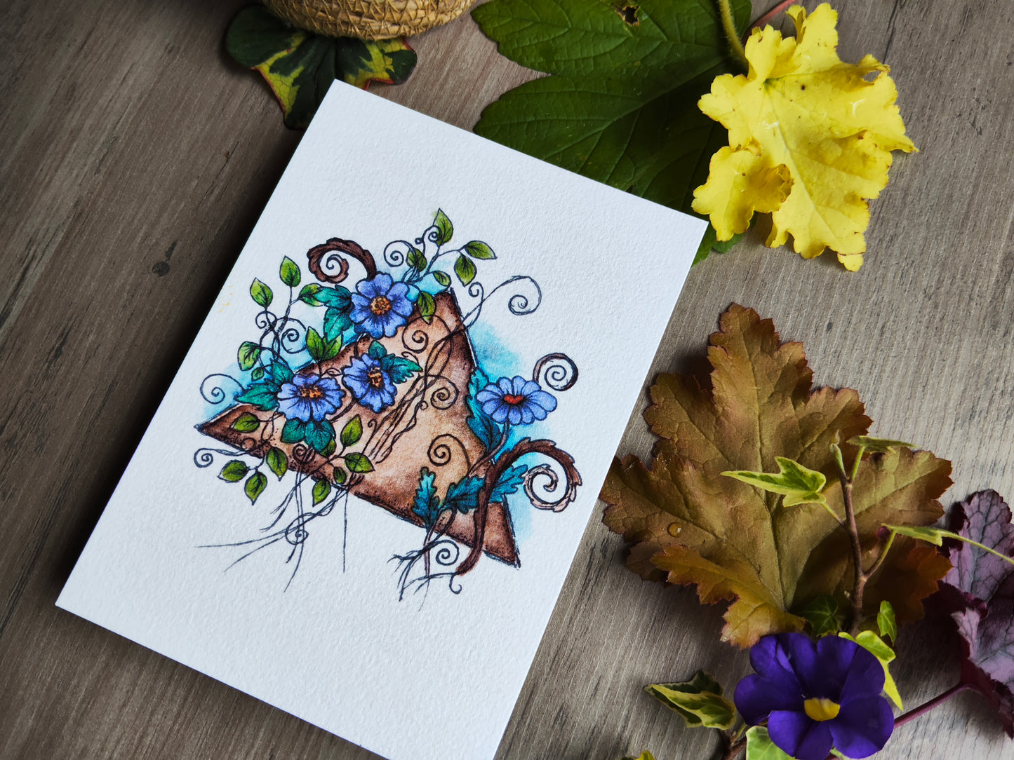 Carte A6 triangle vintage – Illustration à l’aquarelle de fleurs violettes et feuillage autour d’une forme ancienne, botanique féerique