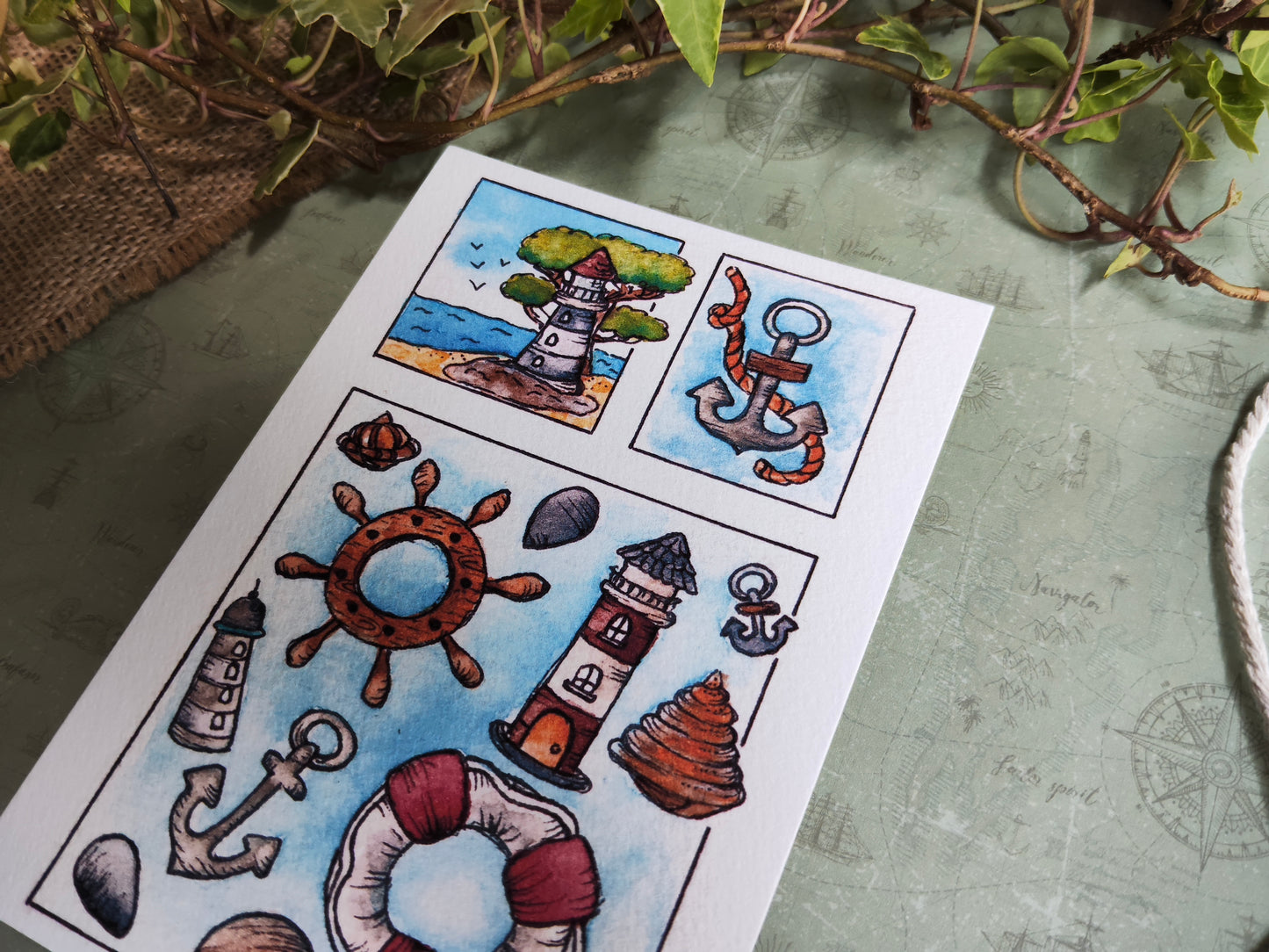 Carte Bord de Mer – Objets Marins en Aquarelle Phare
