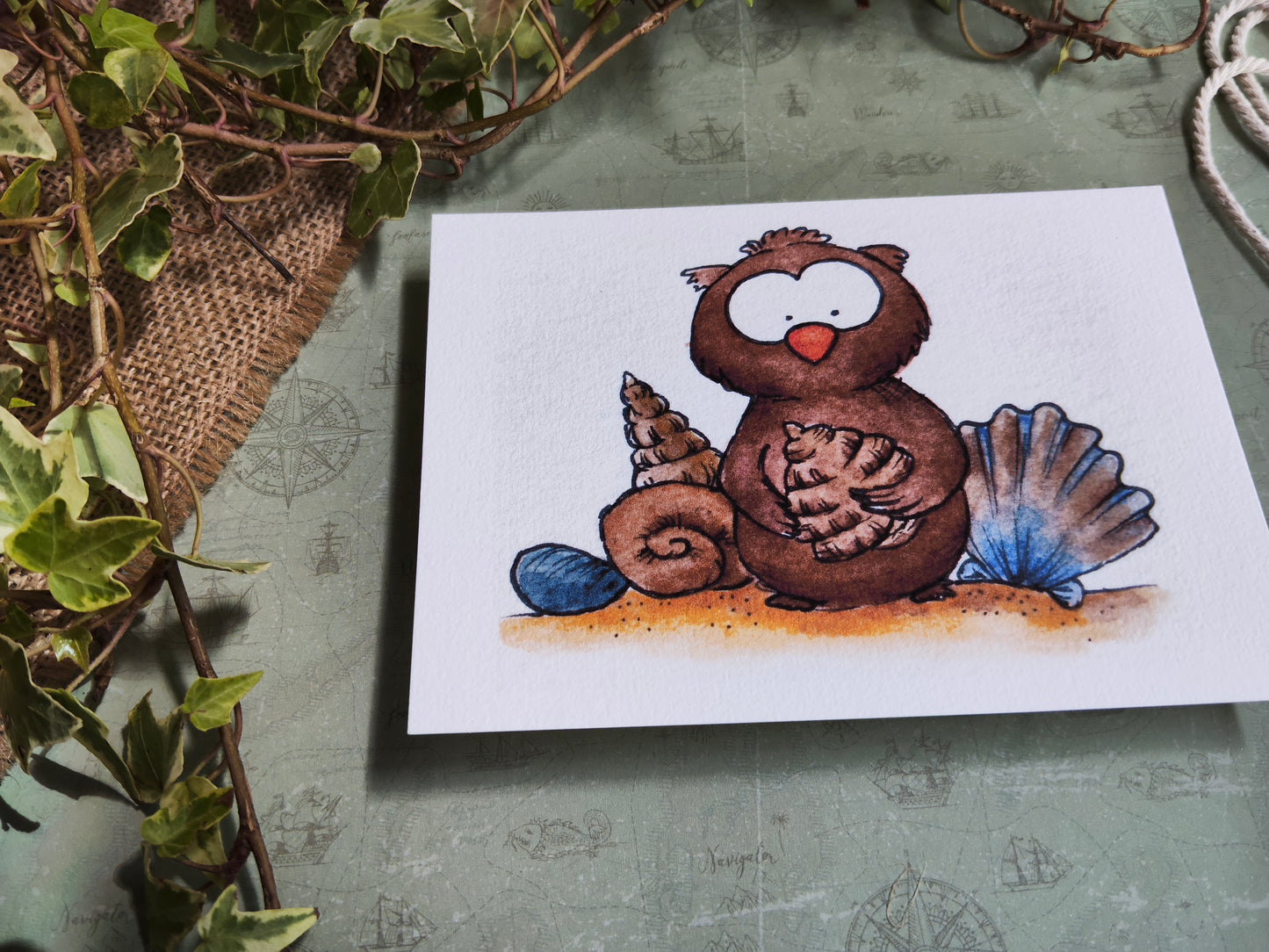 Carte Oiseau Hibou et Coquillage – Illustration Mignonne et Naturelle