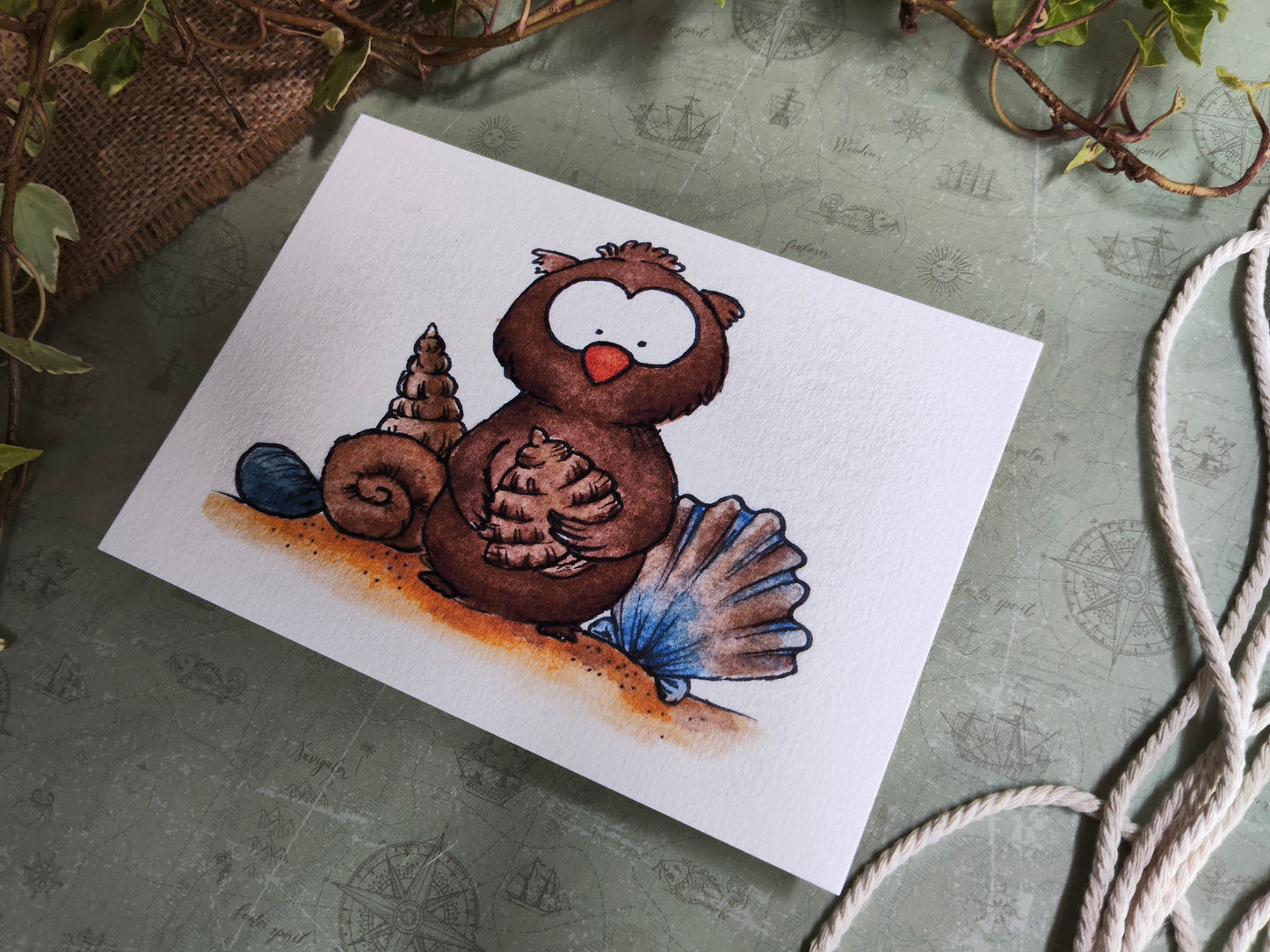 Carte Oiseau Hibou et Coquillage – Illustration Mignonne et Naturelle