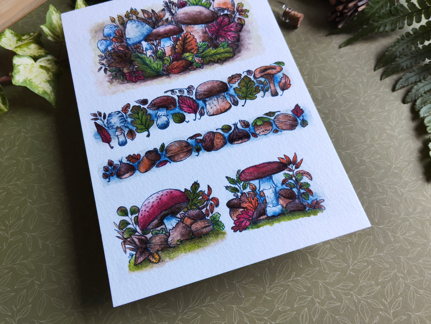 Carte Postale Automne – Champignons, Marrons, Glands et Déco Naturelle