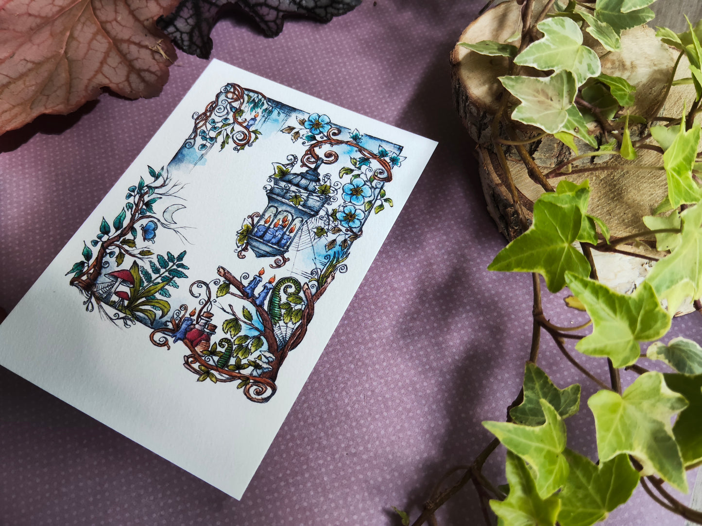 Carte Lanterne Féerique – Illustration Aquarelle Feuillage Lierre Bougie Champignon