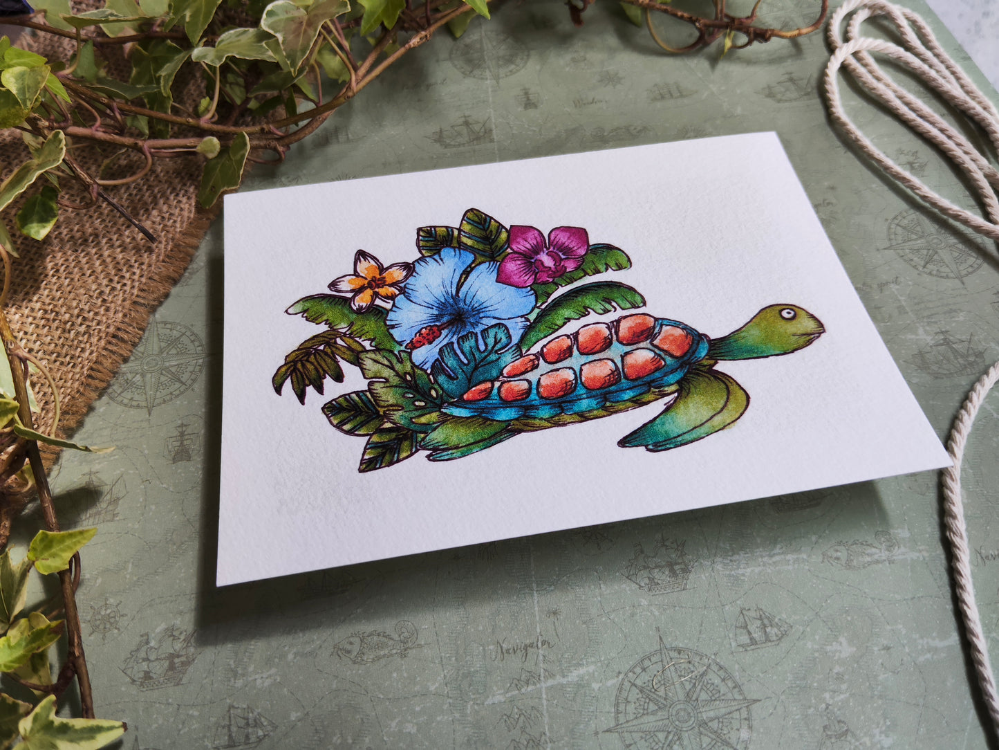 Illustration été – Tortue marine et feuillage tropical à l’aquarelle – Format A6