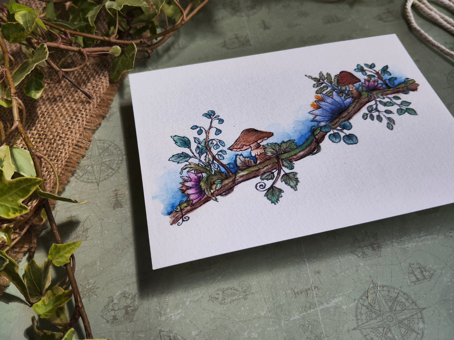 Carte A6 branche fleurie et champignons – Illustration aquarelle botanique, nature douce et magique – Aquarelle magie