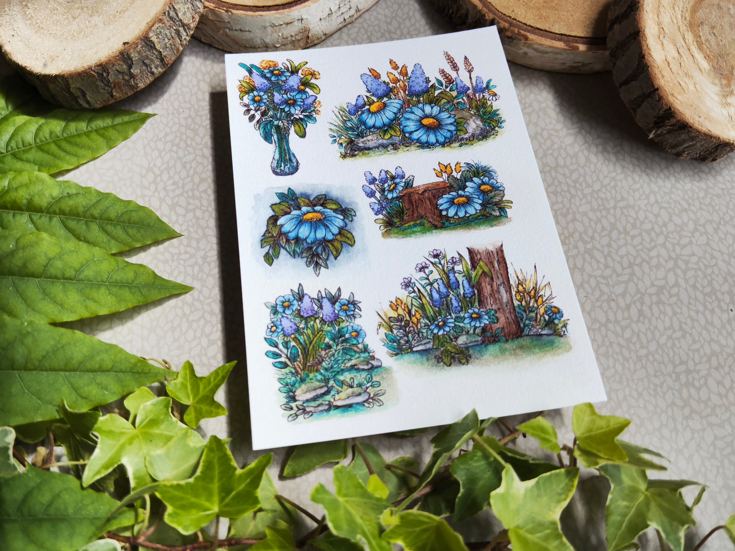 Carte A6 illustrée – Fleurs bleues et nature en forêt, aquarelle florale douce