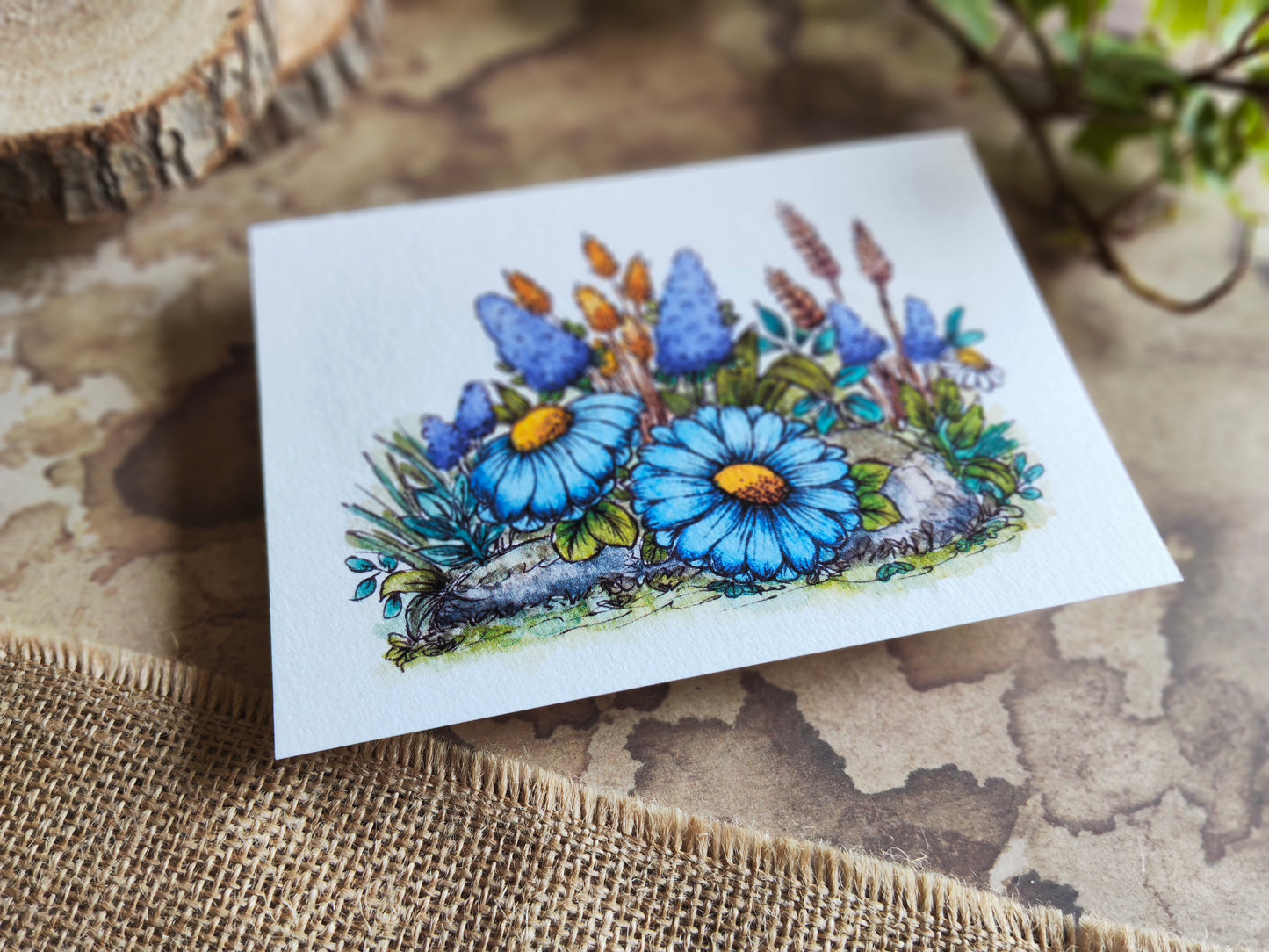 Carte A6 fleurie – Illustration aquarelle originale – Marguerites bleues et fleurs des champs