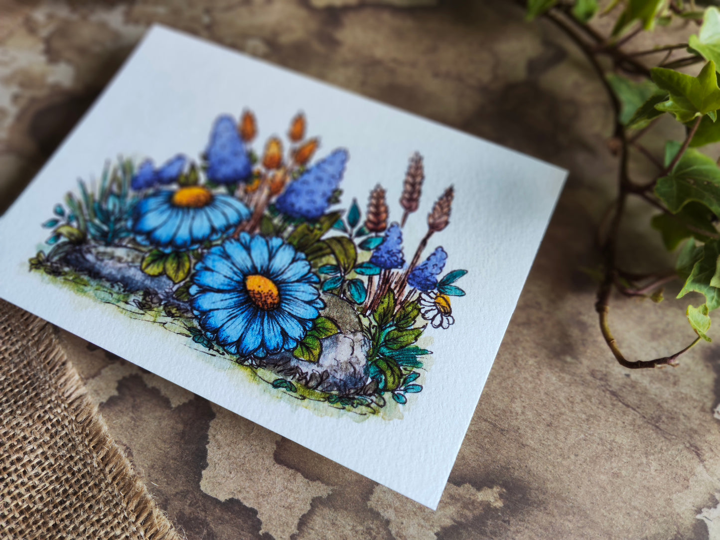 Carte A6 fleurie – Illustration aquarelle originale – Marguerites bleues et fleurs des champs