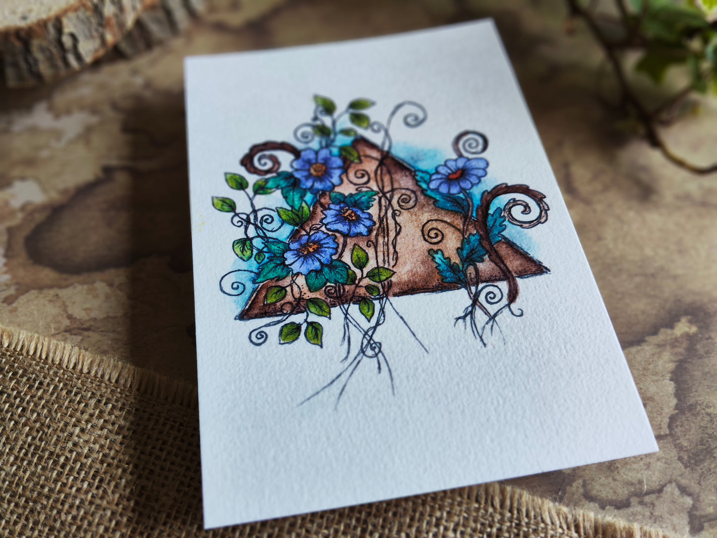 Carte A6 triangle vintage – Illustration à l’aquarelle de fleurs violettes et feuillage autour d’une forme ancienne, botanique féerique