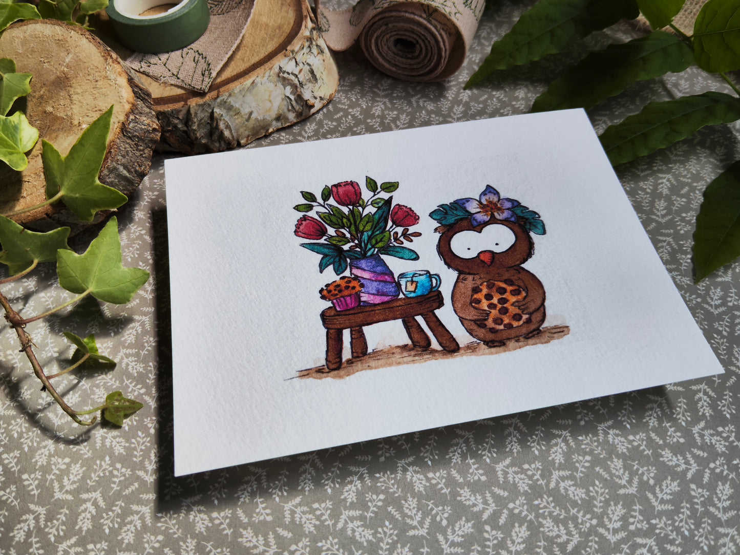 Carte illustrée – Hibou gourmand & fleurs – Goûter fleuri à l’aquarelle – Format A6