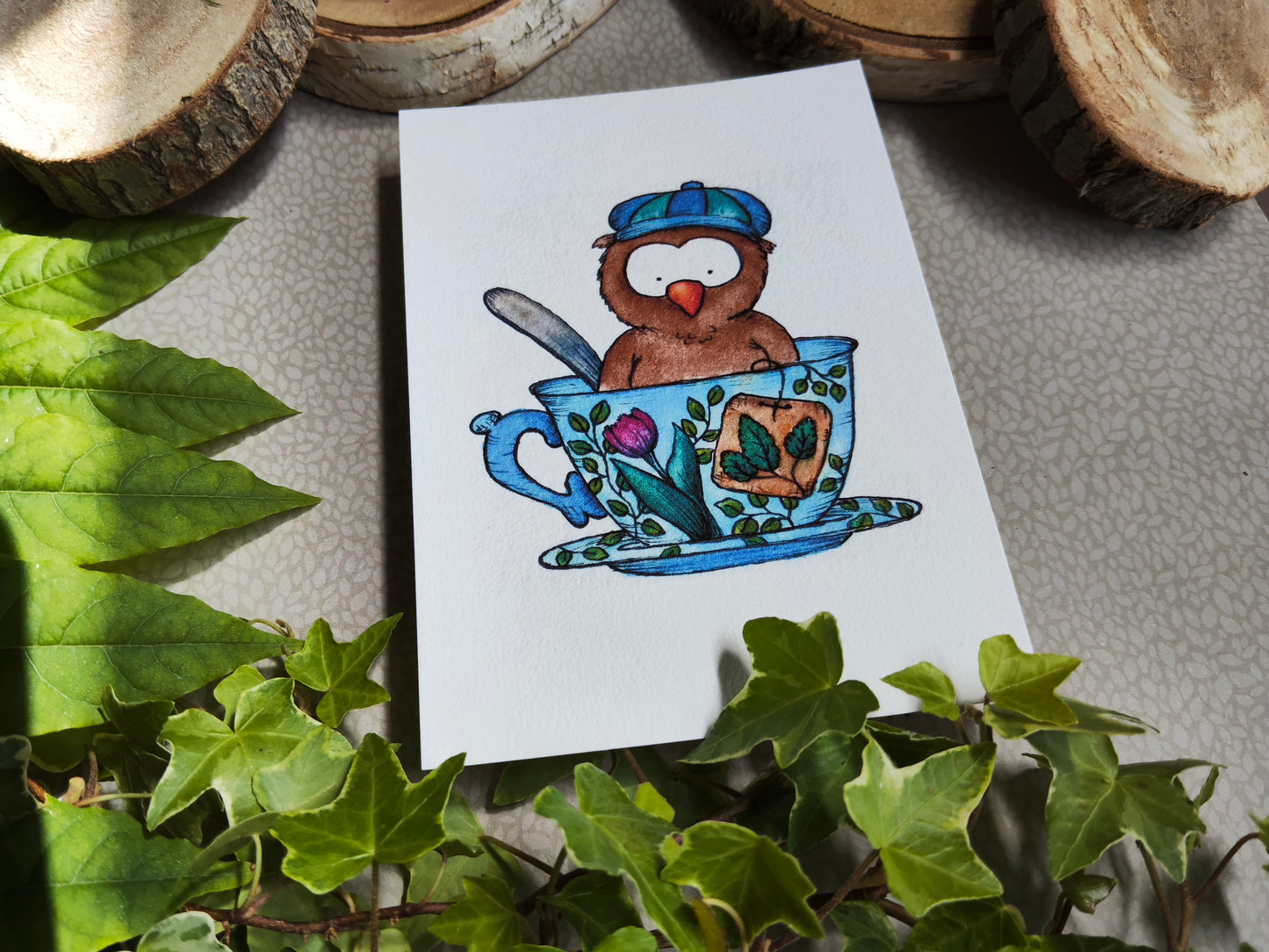 Carte illustrée – Hibou dans une tasse de thé – Aquarelle douce – Format A6