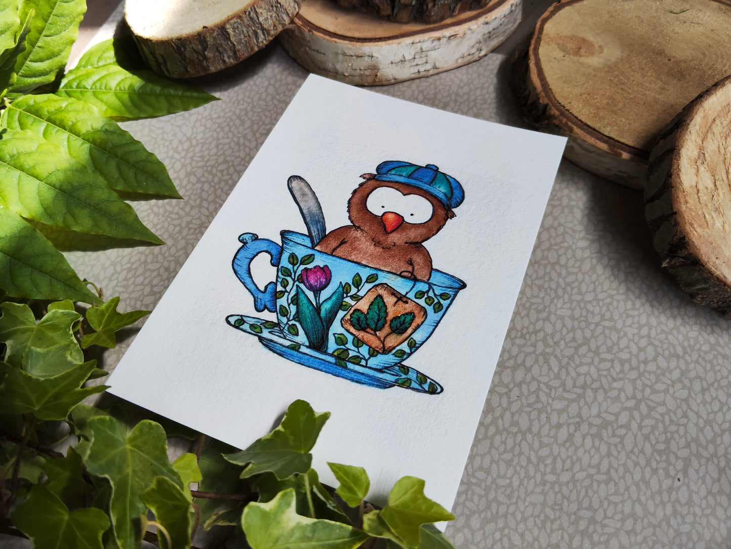 Carte illustrée – Hibou dans une tasse de thé – Aquarelle douce – Format A6