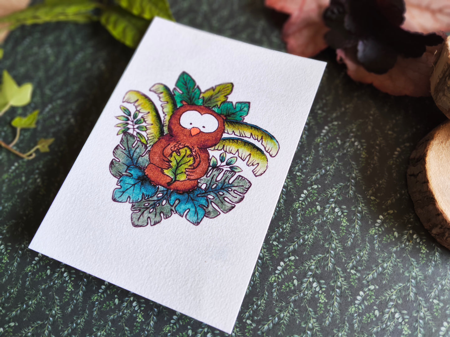 Carte illustrée – Hibou tropical & feuille Monstera – Aquarelle mignonne – Format A6