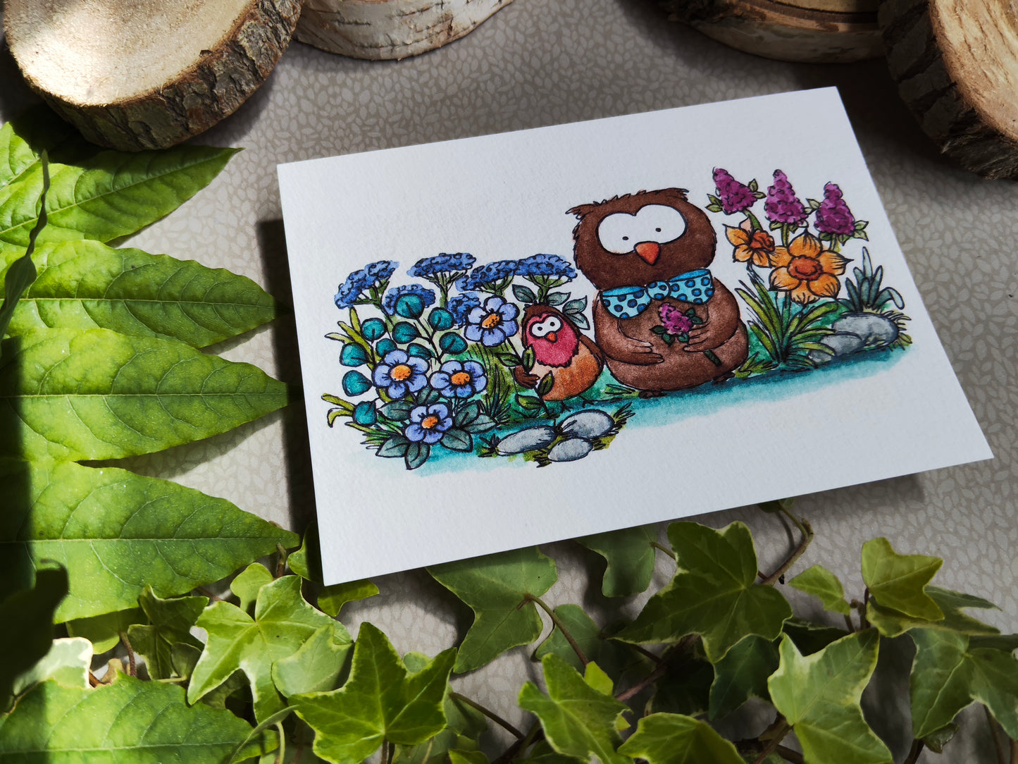 Carte A6 Hibou marron, oiseau Rouge Gorge et fleurs colorées – Illustration imprimée à l’aquarelle, nature mignonne