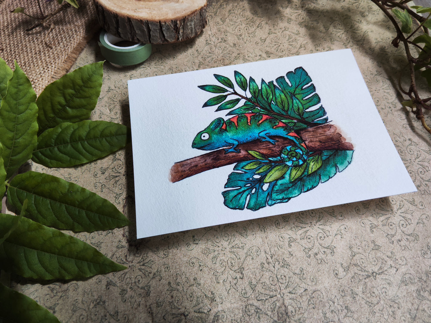 Carte A6 caméléon tropical – Illustration aquarelle animal exotique et feuillage monstera