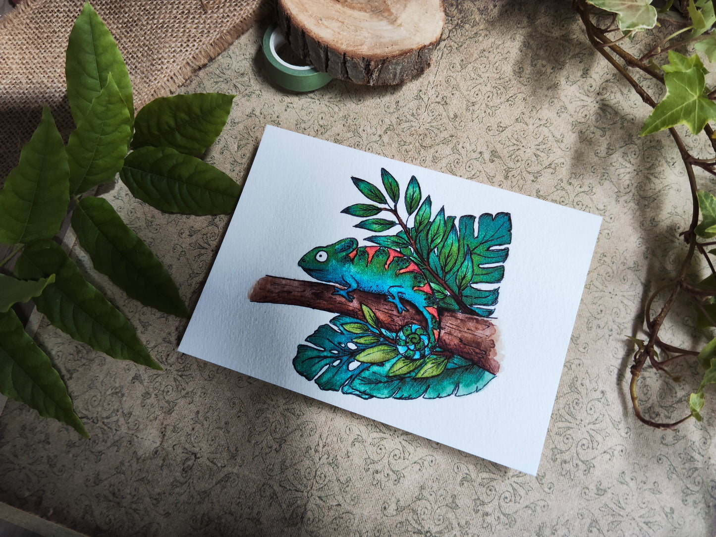 Carte A6 caméléon tropical – Illustration aquarelle animal exotique et feuillage monstera