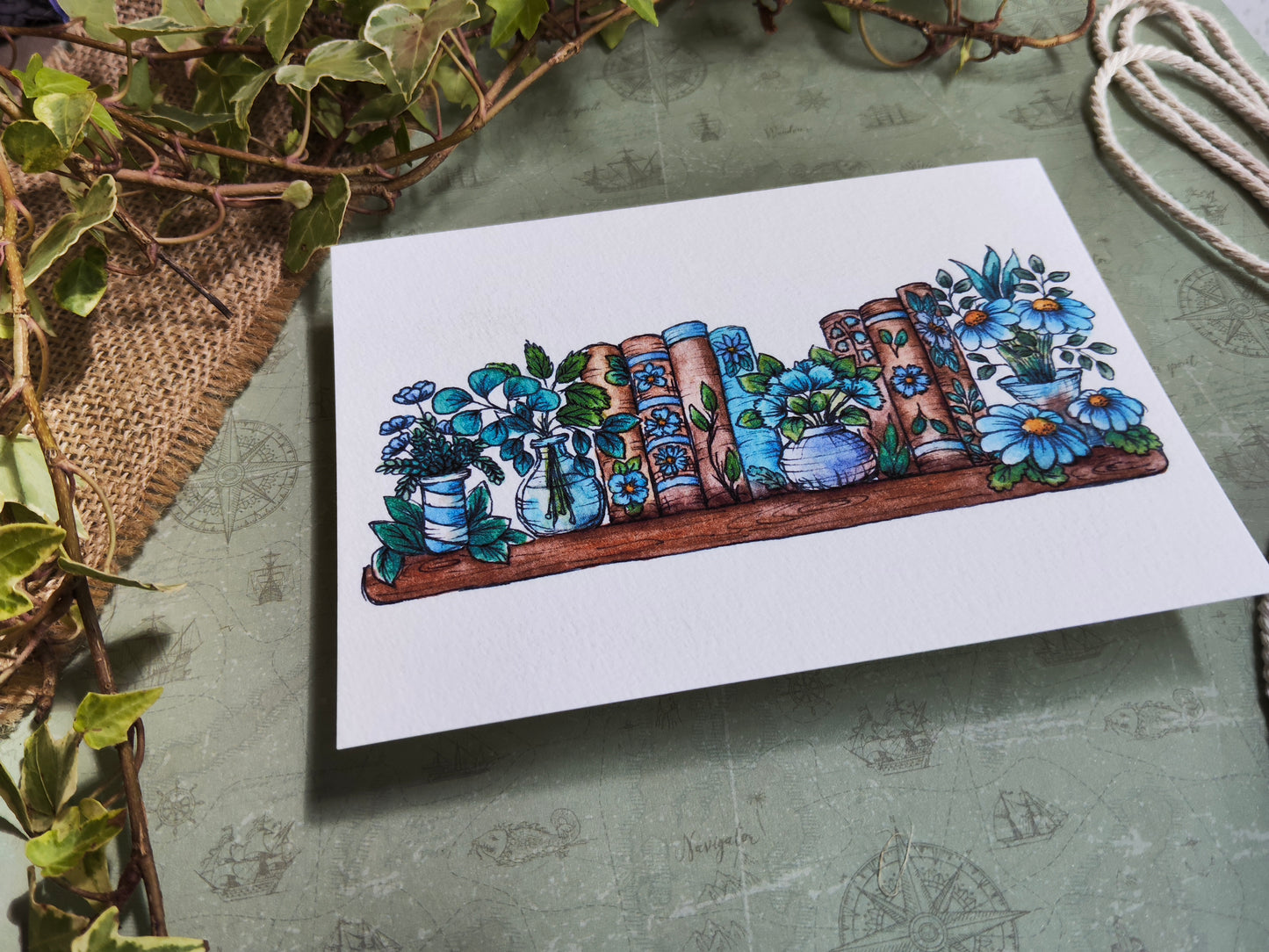 Carte A6 – Illustration aquarelle bibliothèque fleurie bleu – Art floral et lecture