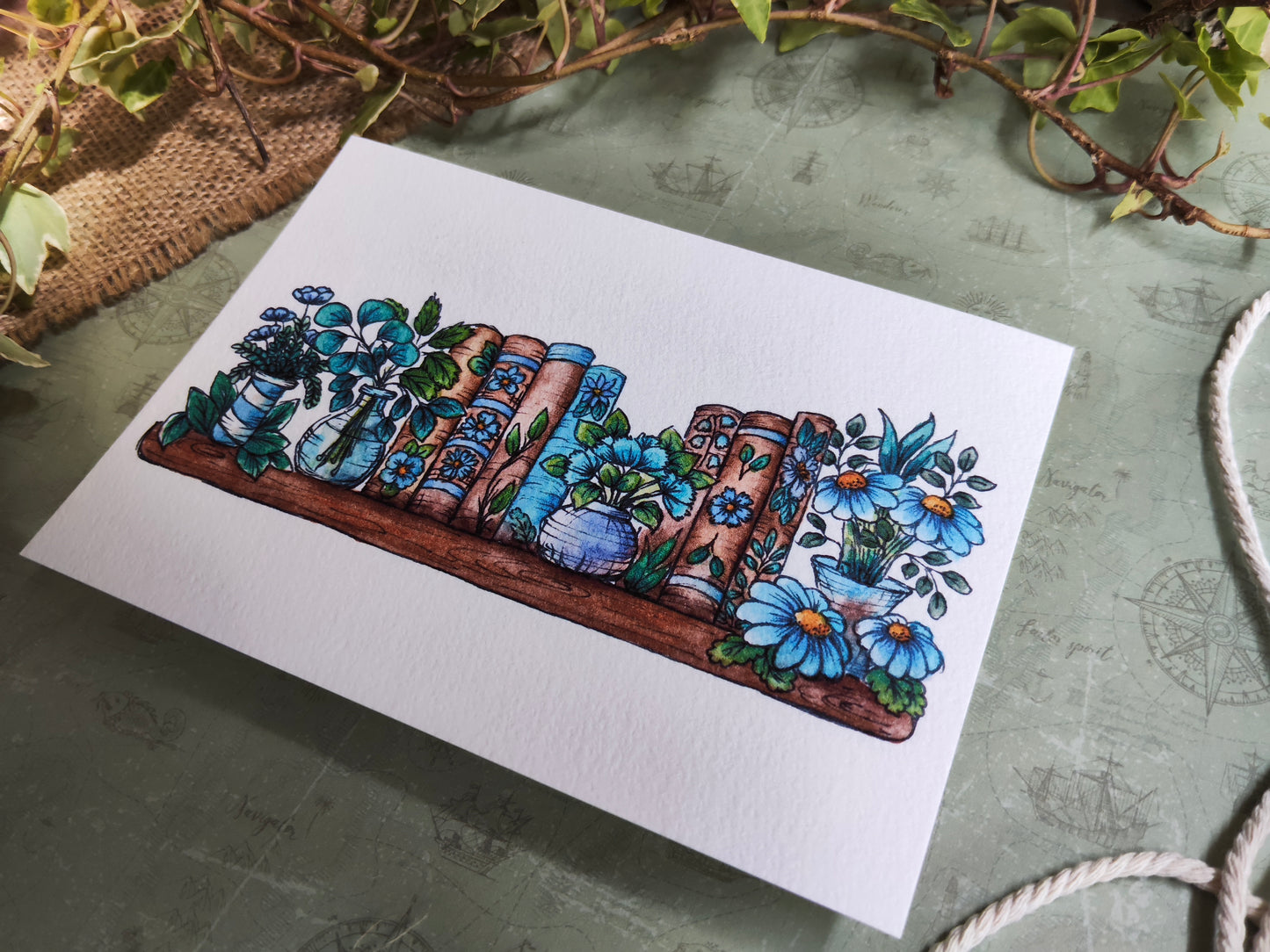 Carte A6 – Illustration aquarelle bibliothèque fleurie bleu – Art floral et lecture